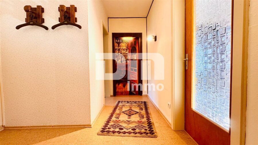 Ein- bis Zweifamilienhaus mit viel Potenzial in idyllischer Lagemit Terrasse und Garage - OG Flur / Diele